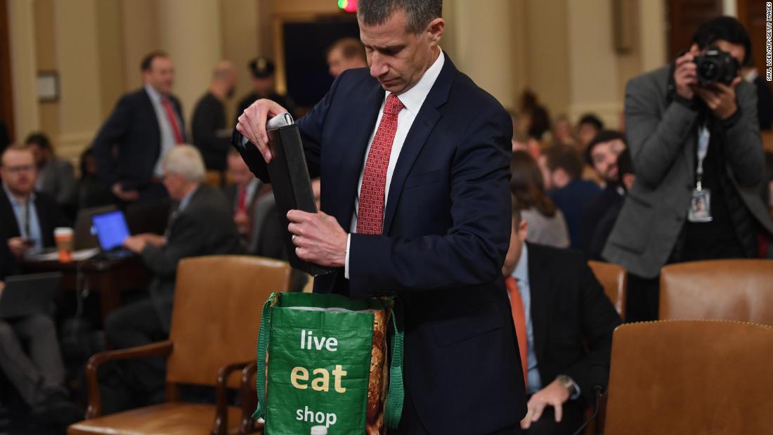 Lawyer's bag steals show at impeachment hearing